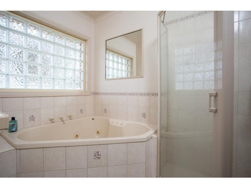 18 Collins Street, Kangaroo Flat VIC 3555