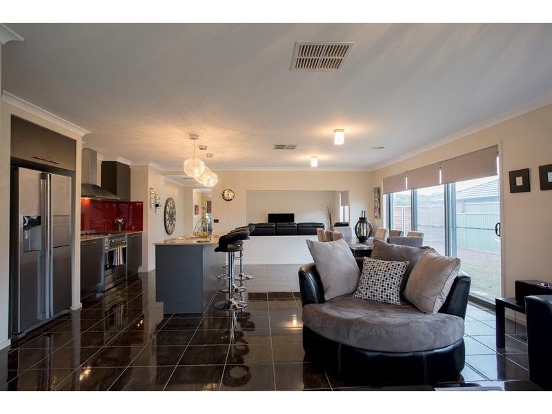 11 Roxburgh Crescent, Junortoun VIC 3551