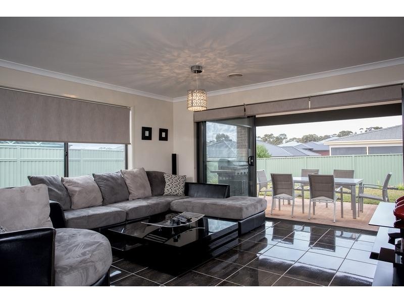 11 Roxburgh Crescent, Junortoun VIC 3551