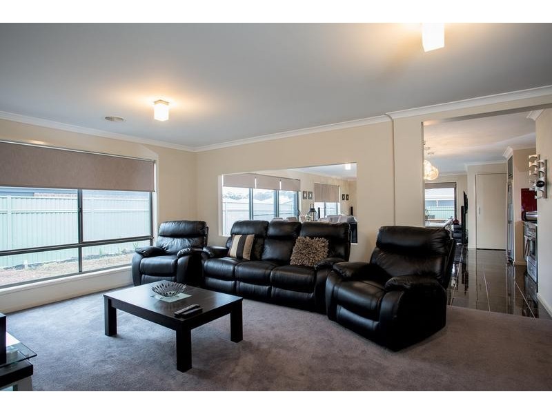 11 Roxburgh Crescent, Junortoun VIC 3551