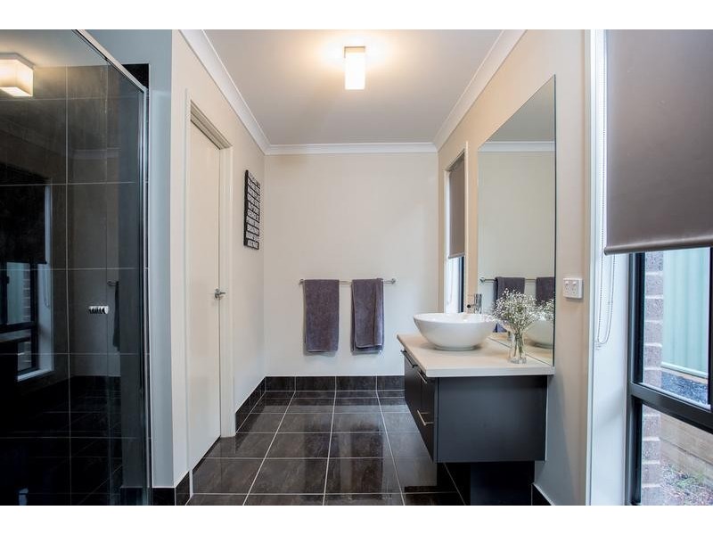 11 Roxburgh Crescent, Junortoun VIC 3551