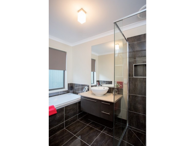 11 Roxburgh Crescent, Junortoun VIC 3551