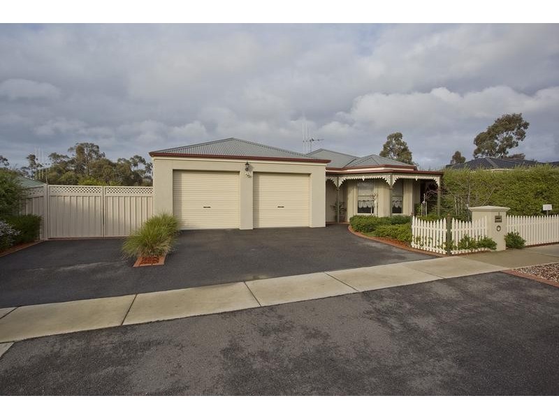 8 Westwood Drive, California Gully VIC 3556