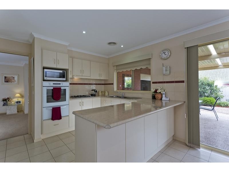 8 Westwood Drive, California Gully VIC 3556