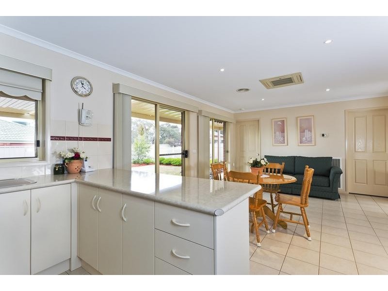 8 Westwood Drive, California Gully VIC 3556