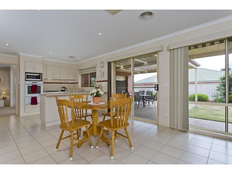 8 Westwood Drive, California Gully VIC 3556