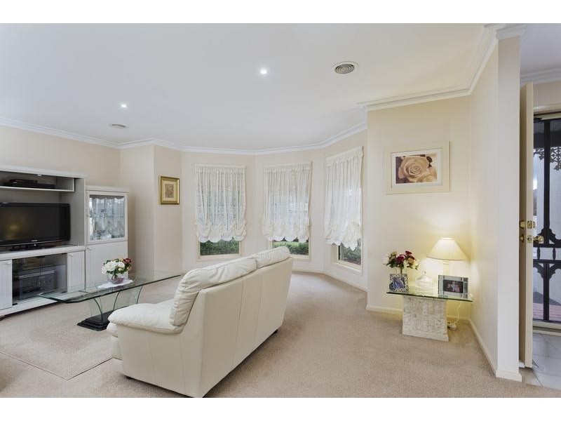 8 Westwood Drive, California Gully VIC 3556