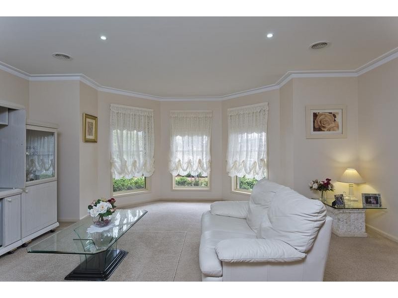 8 Westwood Drive, California Gully VIC 3556