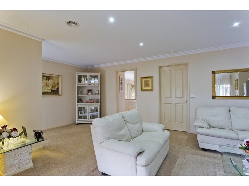 8 Westwood Drive, California Gully VIC 3556