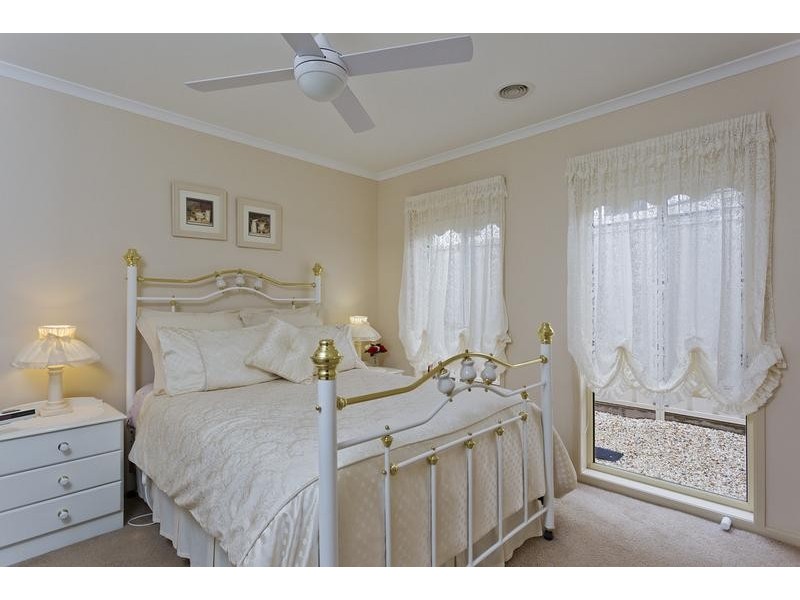 8 Westwood Drive, California Gully VIC 3556