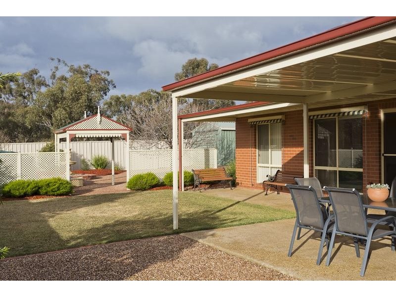 8 Westwood Drive, California Gully VIC 3556