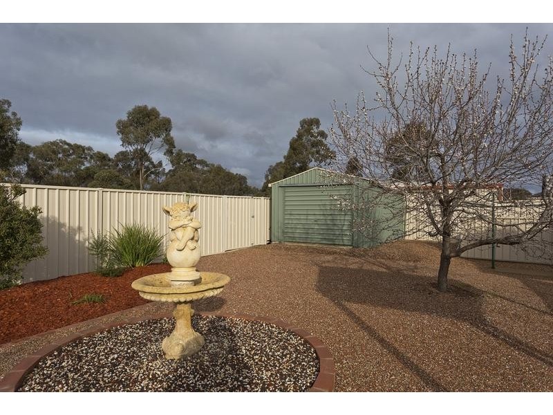 8 Westwood Drive, California Gully VIC 3556