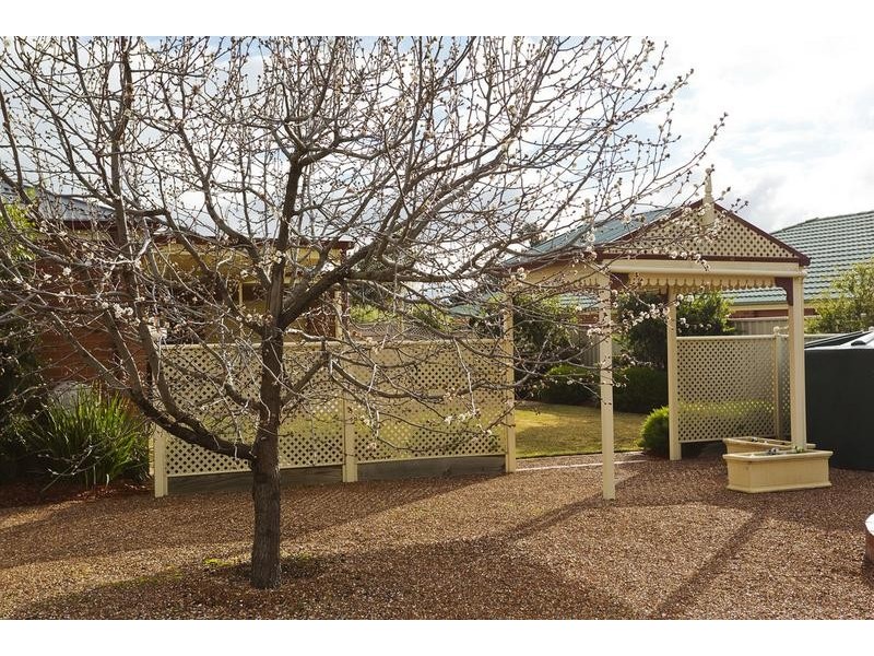 8 Westwood Drive, California Gully VIC 3556