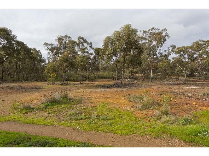 8 Westwood Drive, California Gully VIC 3556