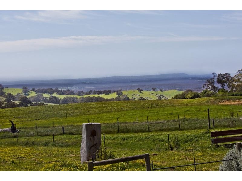 90 Ford Road, Harcourt North VIC 3453