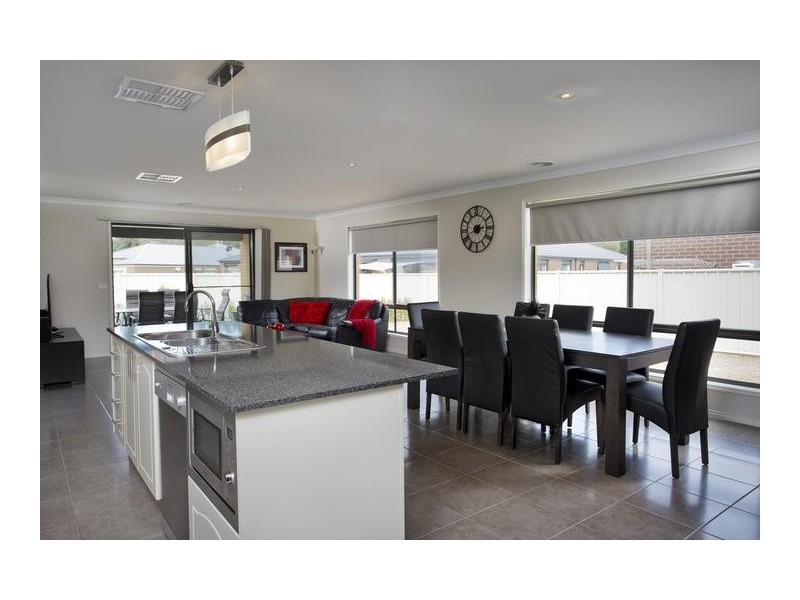 19 McConnachie Court, Epsom VIC 3551