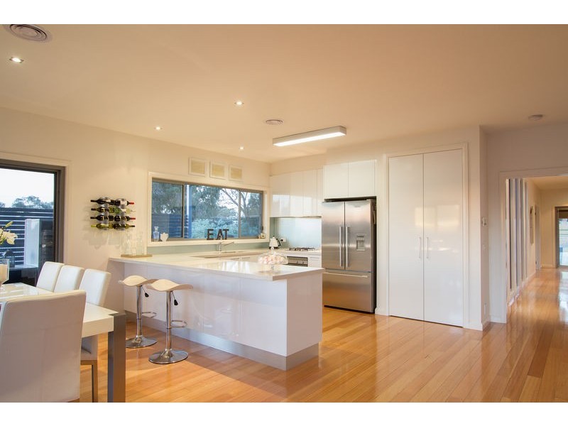 16 Barton Court, Flora Hill VIC 3550