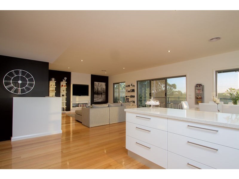 16 Barton Court, Flora Hill VIC 3550