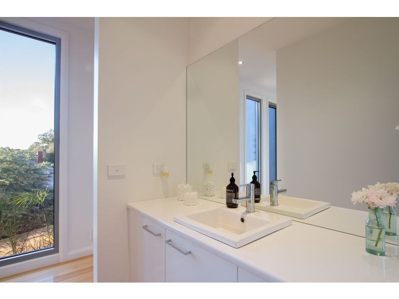 16 Barton Court, Flora Hill VIC 3550