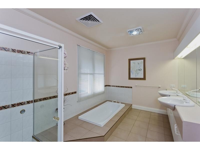 4 Harrods Court, Strathdale VIC 3550