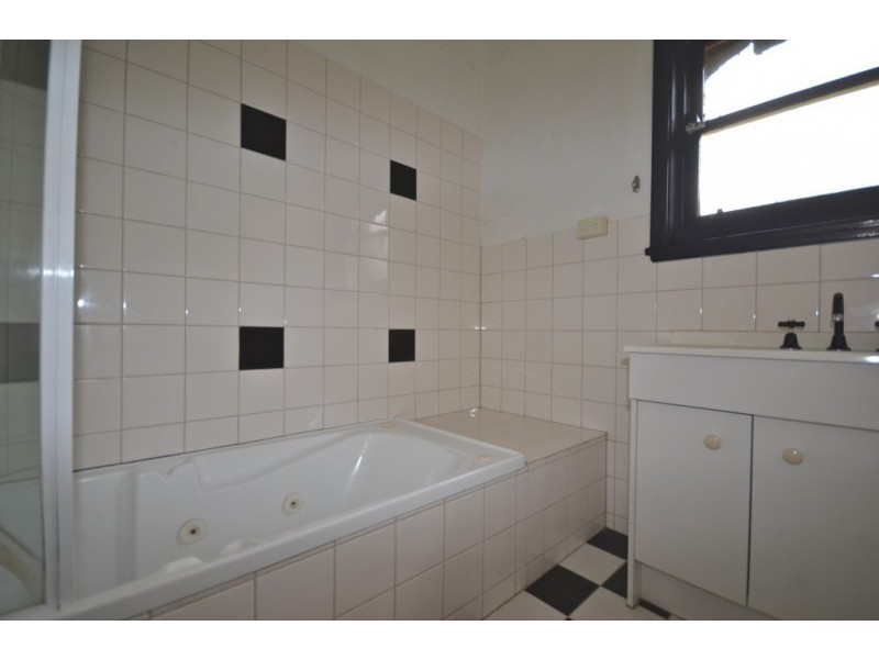 4 Churchill Avenue, Flora Hill VIC 3550