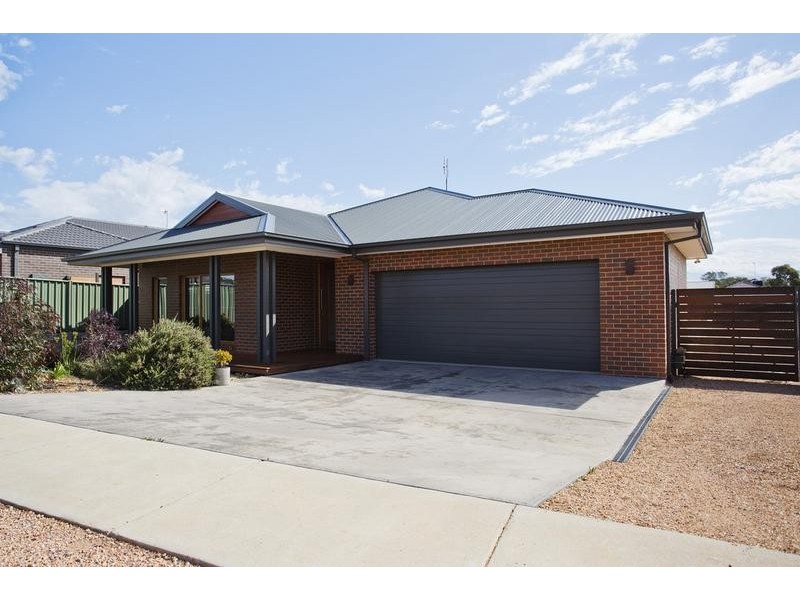 8 Lyndam Avenue, Maiden Gully VIC 3551