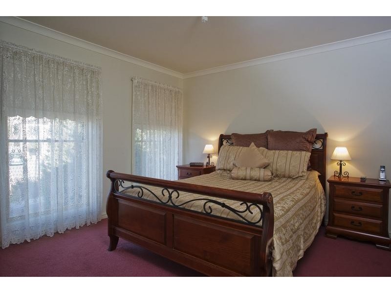 28 Derby Grove, Flora Hill VIC 3550