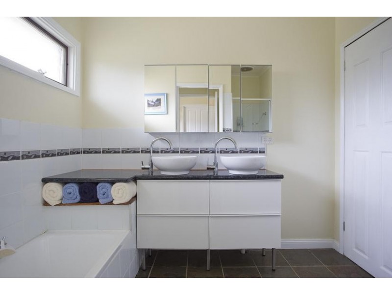 235 MacKenzie Street West, Kangaroo Flat VIC 3555