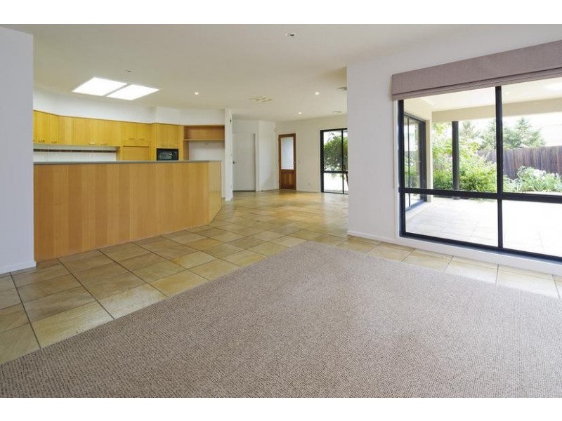 8 Peppertree Grove, Strathdale VIC 3550