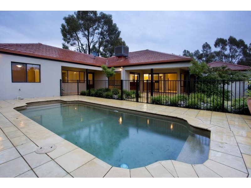 8 Peppertree Grove, Strathdale VIC 3550