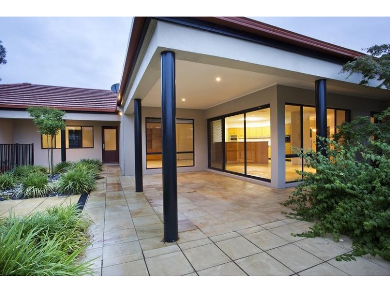 8 Peppertree Grove, Strathdale VIC 3550