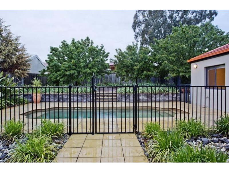 8 Peppertree Grove, Strathdale VIC 3550