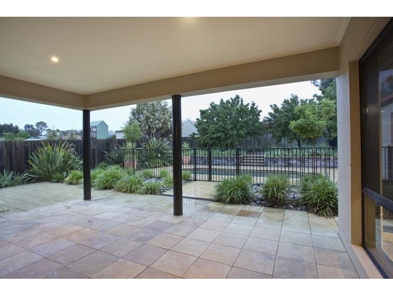8 Peppertree Grove, Strathdale VIC 3550