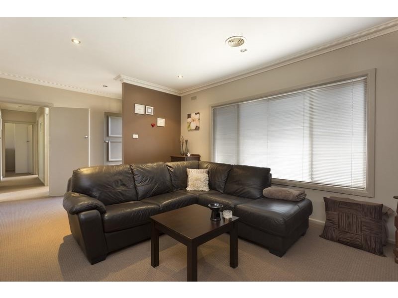 295 MacKenzie Street West, Kangaroo Flat VIC 3555