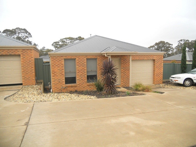 4/6 St George Park Drive, Kangaroo Flat VIC 3555