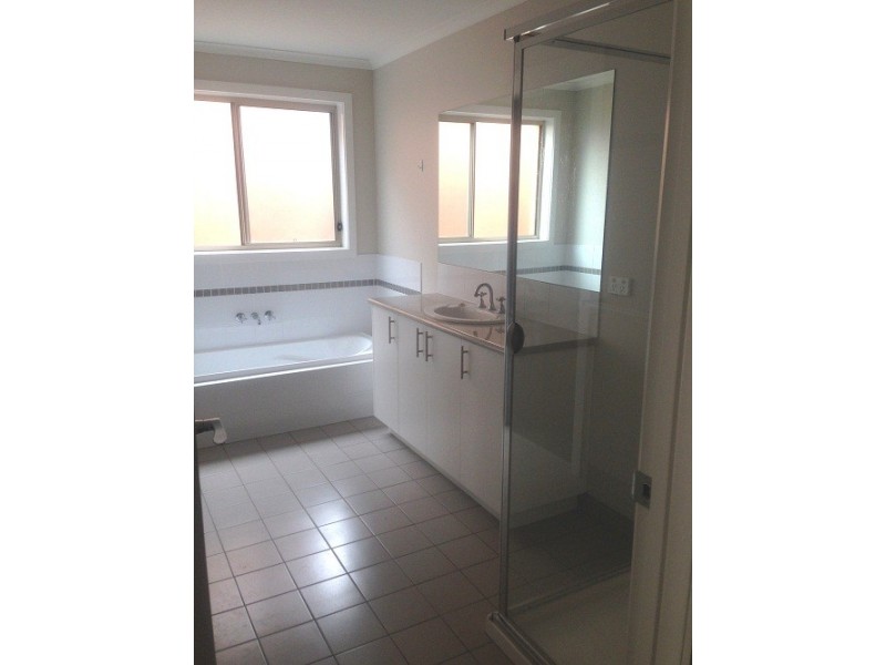 4/6 St George Park Drive, Kangaroo Flat VIC 3555