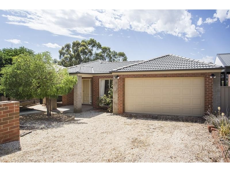18 Londonderry Way, Epsom VIC 3551