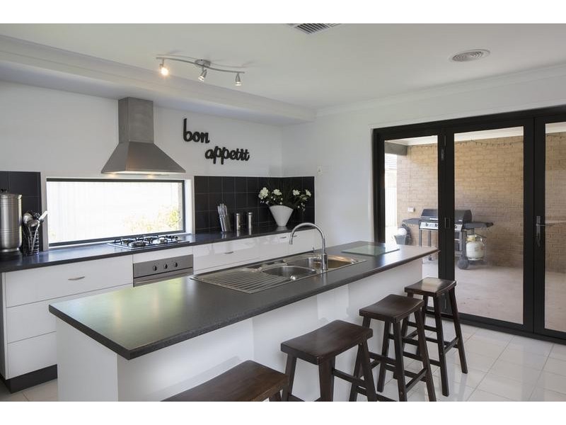 32 Peacock Drive, Epsom VIC 3551