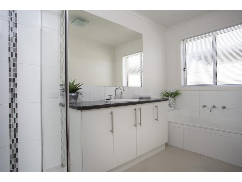 16 Market Garden Circuit, Epsom VIC 3551