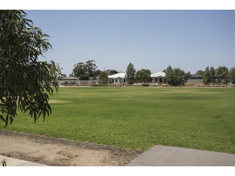 16 Market Garden Circuit, Epsom VIC 3551