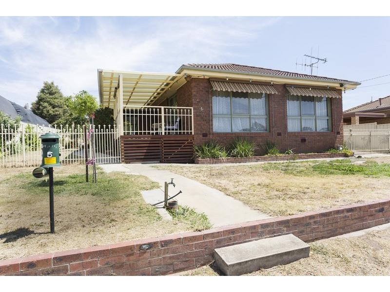 5 Howell Crescent, Kangaroo Flat VIC 3555