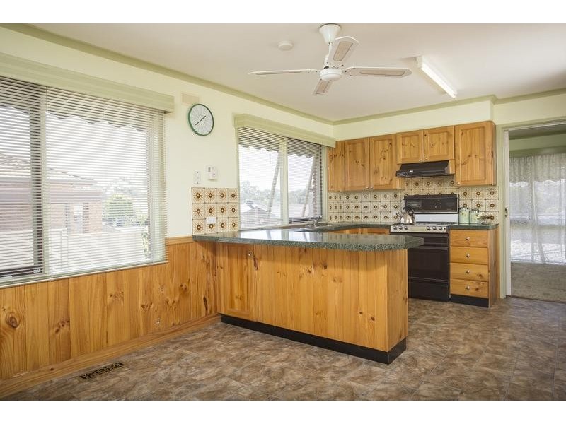 5 Howell Crescent, Kangaroo Flat VIC 3555