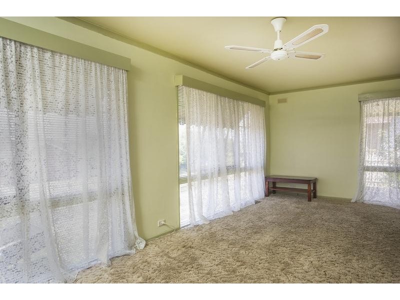 5 Howell Crescent, Kangaroo Flat VIC 3555