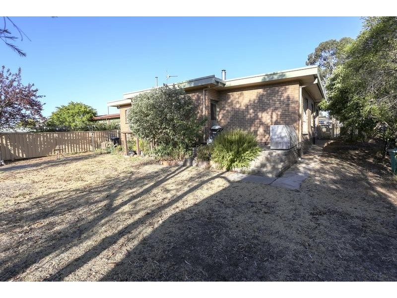 16 Longmore Street, Kangaroo Flat VIC 3555