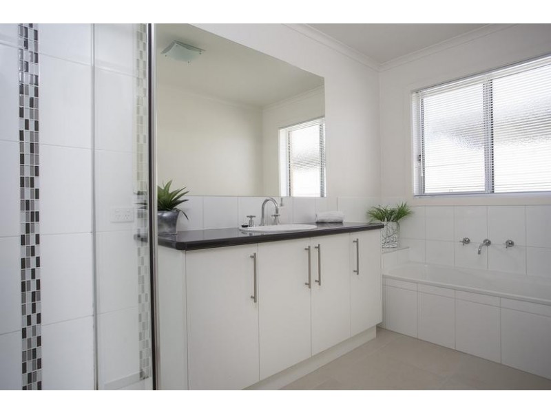 16 Market Garden Circuit, Epsom VIC 3551