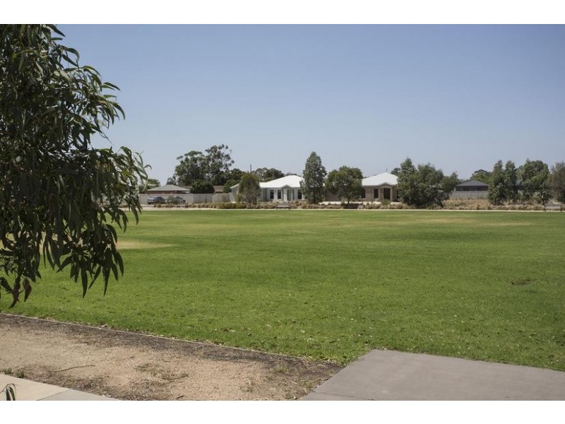 16 Market Garden Circuit, Epsom VIC 3551