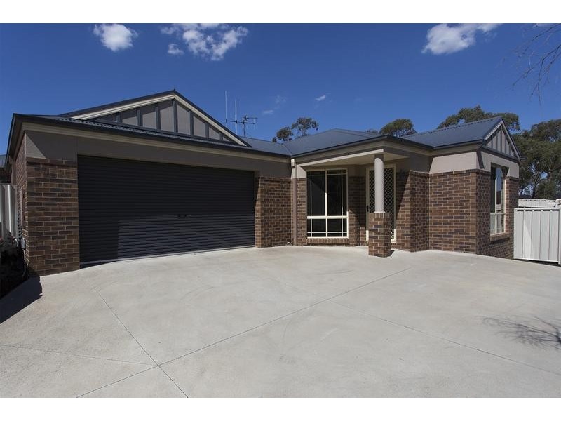 221B Aspinall Street, Kangaroo Flat VIC 3555