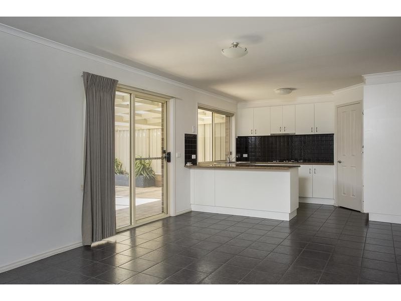 221B Aspinall Street, Kangaroo Flat VIC 3555