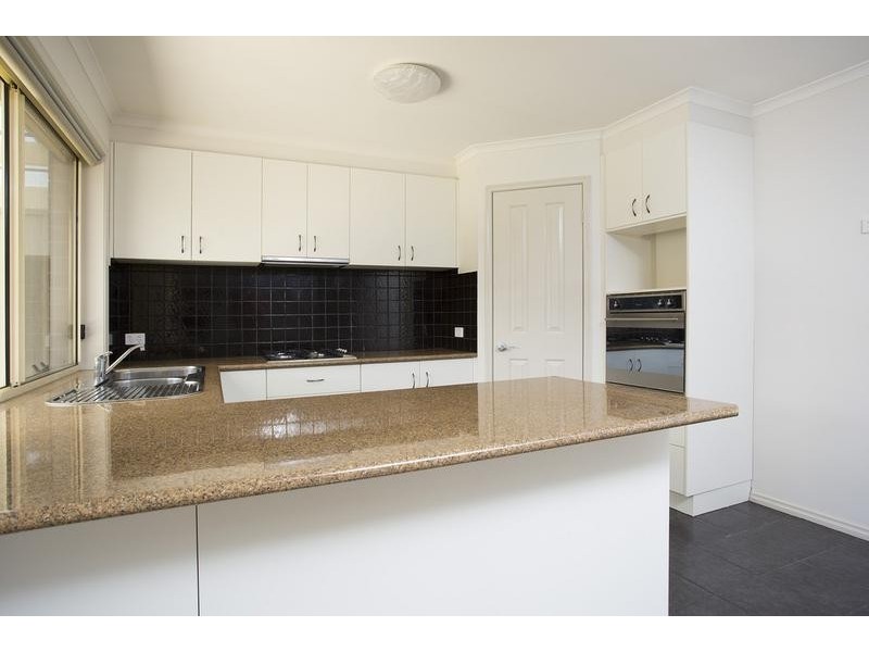 221B Aspinall Street, Kangaroo Flat VIC 3555