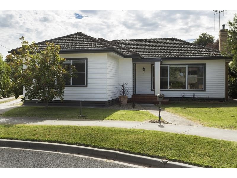 4 Nicholls Court, White Hills VIC 3550